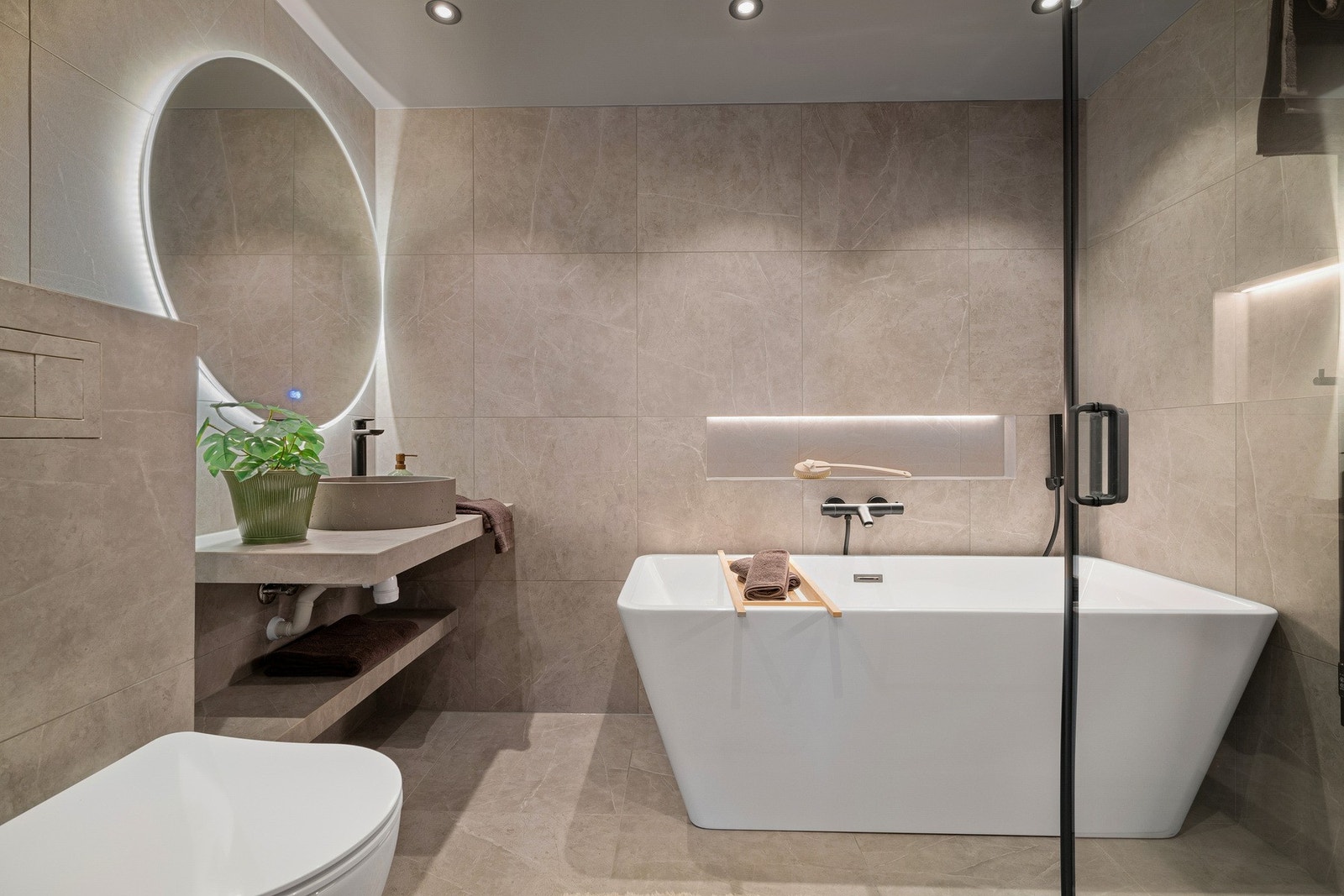 Lekkert baderom i kobling til hovedsoverommet. Galleribilde