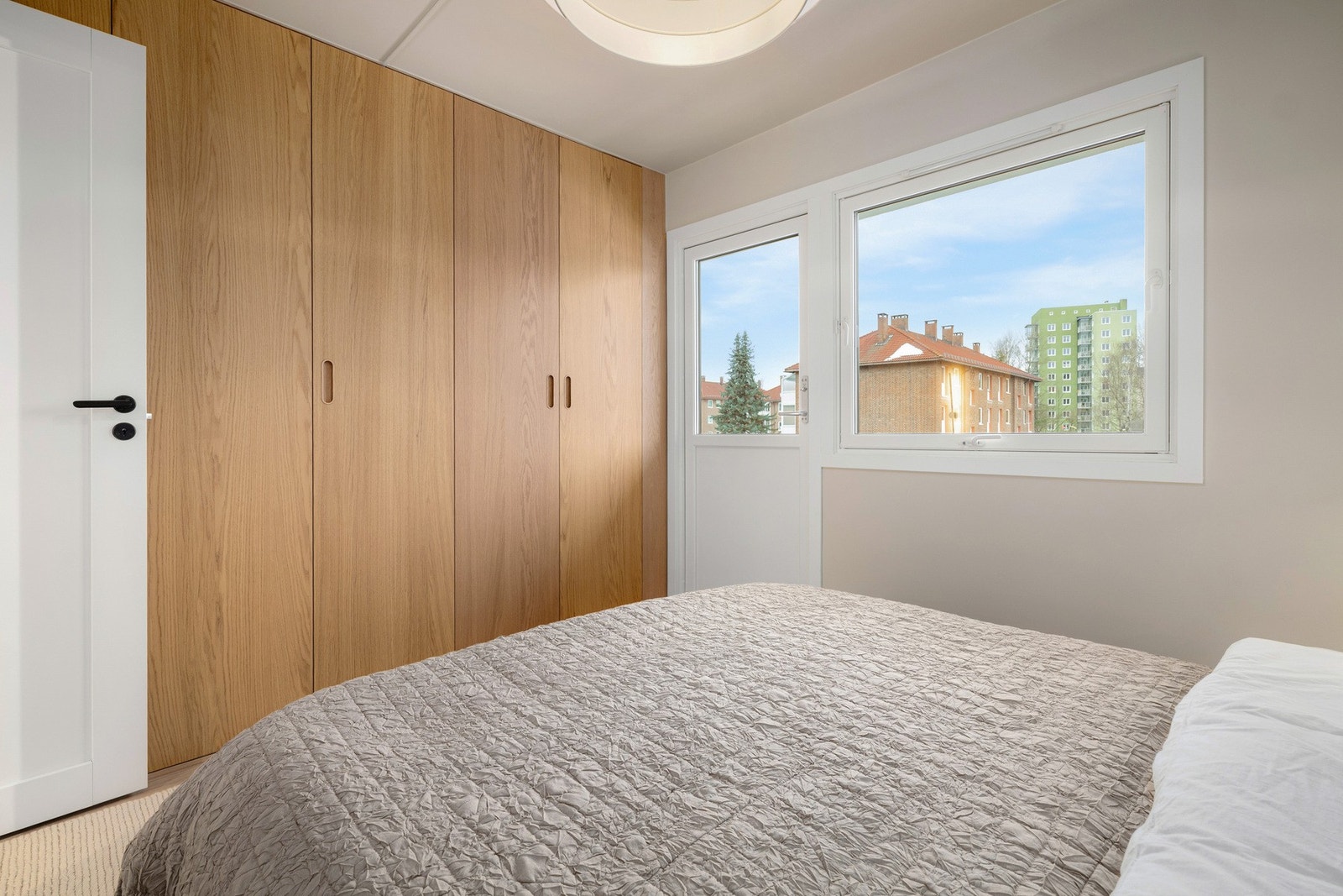 Romslig garderobeløsning. Alle rom har varmefolie i gulv og nye overflater. Galleribilde