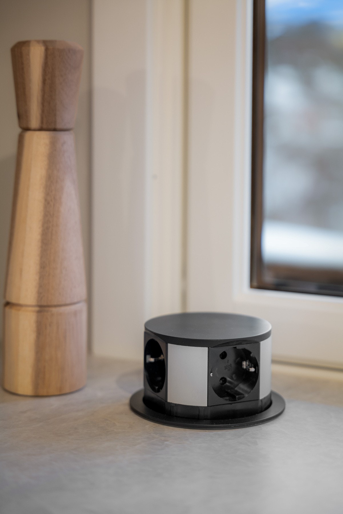 Kjøkkenøy med praktiske, diskret integrerte stikkontakter (USB og mobil lading) i benkeplaten. Galleribilde