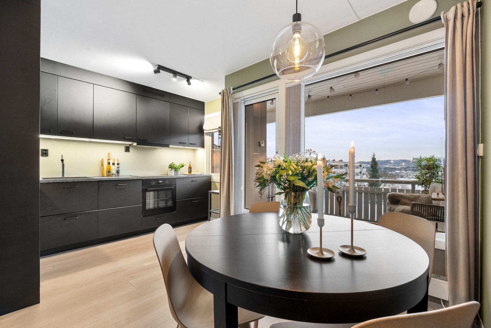 Koselig spisestue med flotte sol og utsiktsforhold. Galleribilde