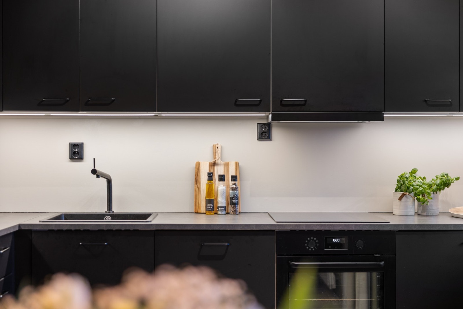 Integrerte hvitevarer består av kjøl-/fryseskap, oppvaskmaskin, stekeovn og platetopp. Galleribilde