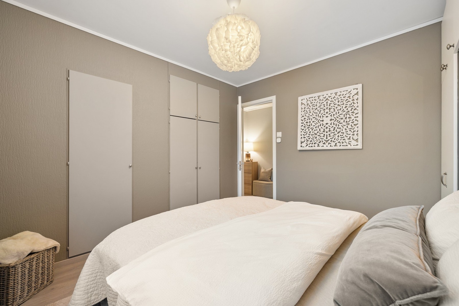 Lagringsplass i plassbygde og integrerte garderobeskap. Galleribilde