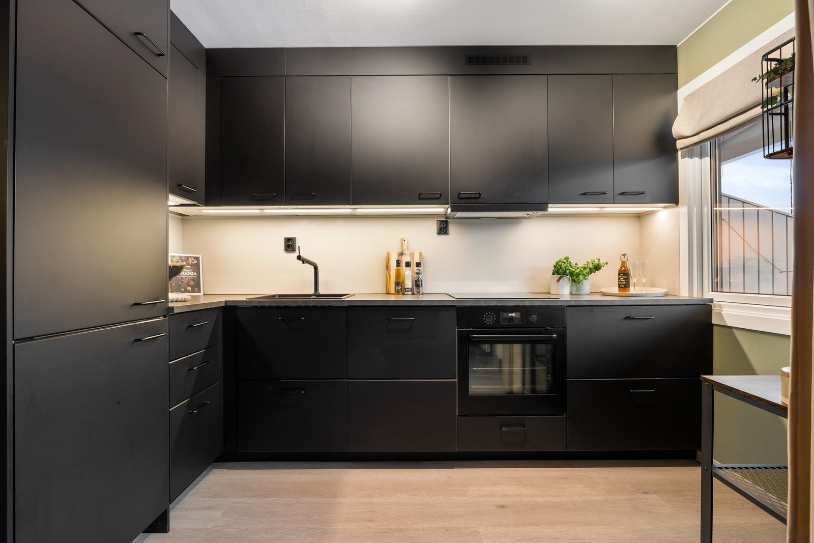 Leiligheten har et moderne kjøkken som ble pusset opp i 2021. Galleribilde