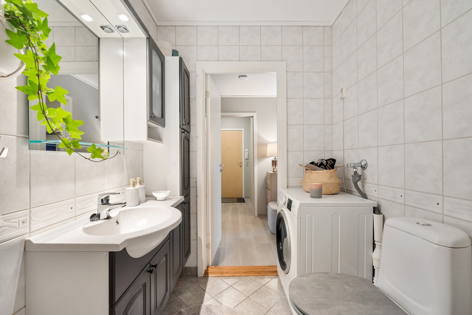 Baderomsinnredningen har god oppbevaringsplass. Galleribilde