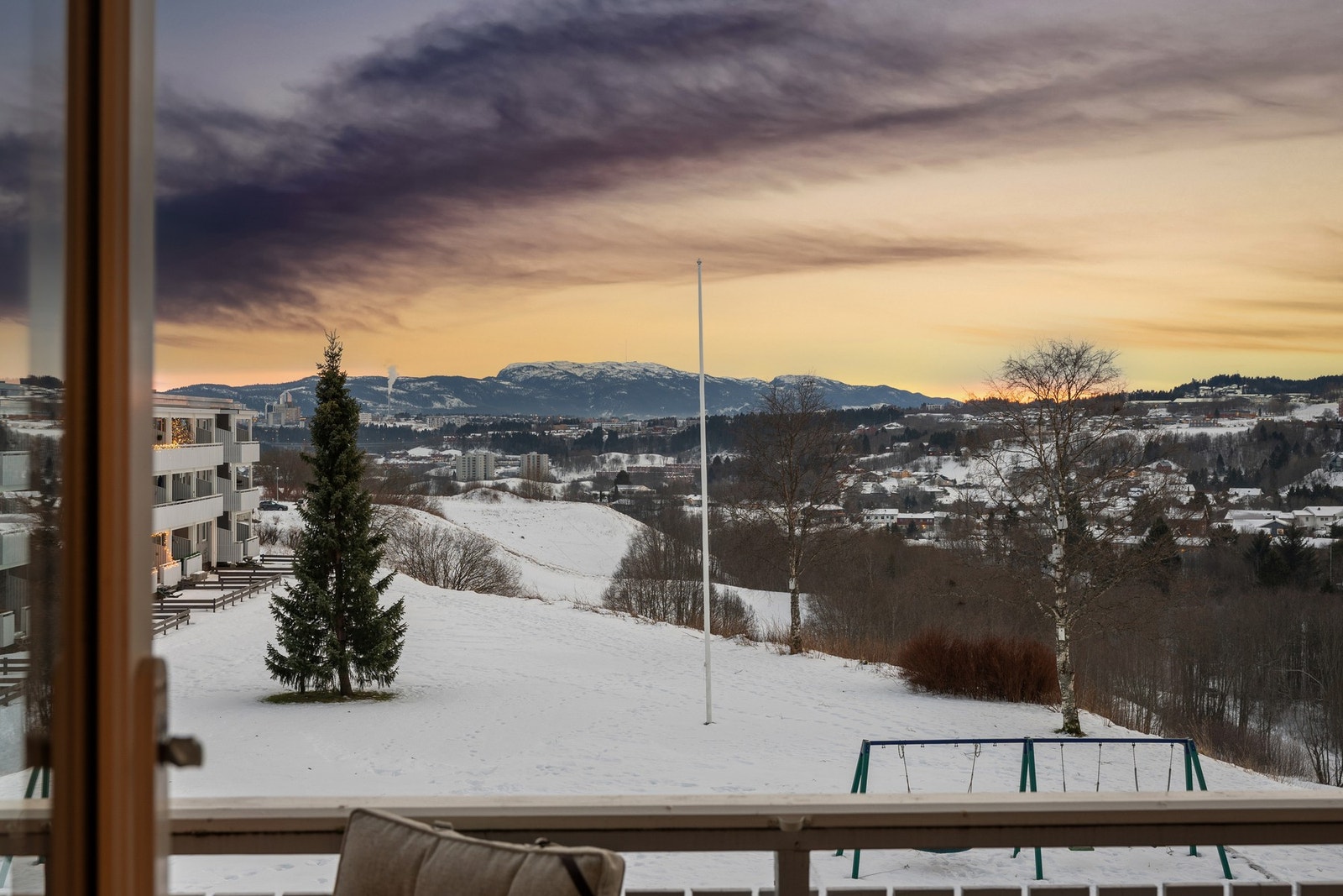 Leiligheten har ypperlig beliggenhet i tunet med uhindret utsikt mot Trondheim Sør og Vassfjellet. Galleribilde