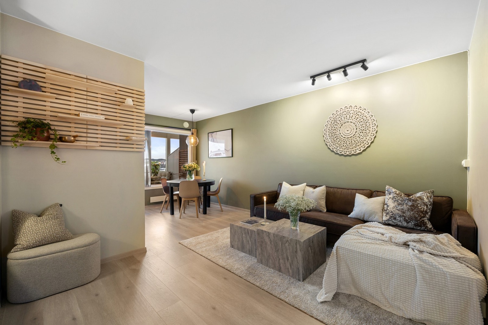 Stua fremstår moderne og stilren. Galleribilde