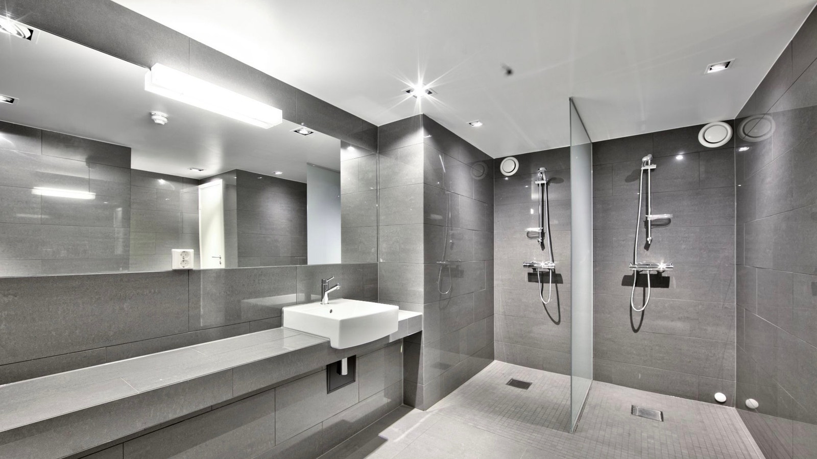 Garderobe i forbindelse med treningsrom og sykkelparkering. Til og med egen sykkelheis Galleribilde