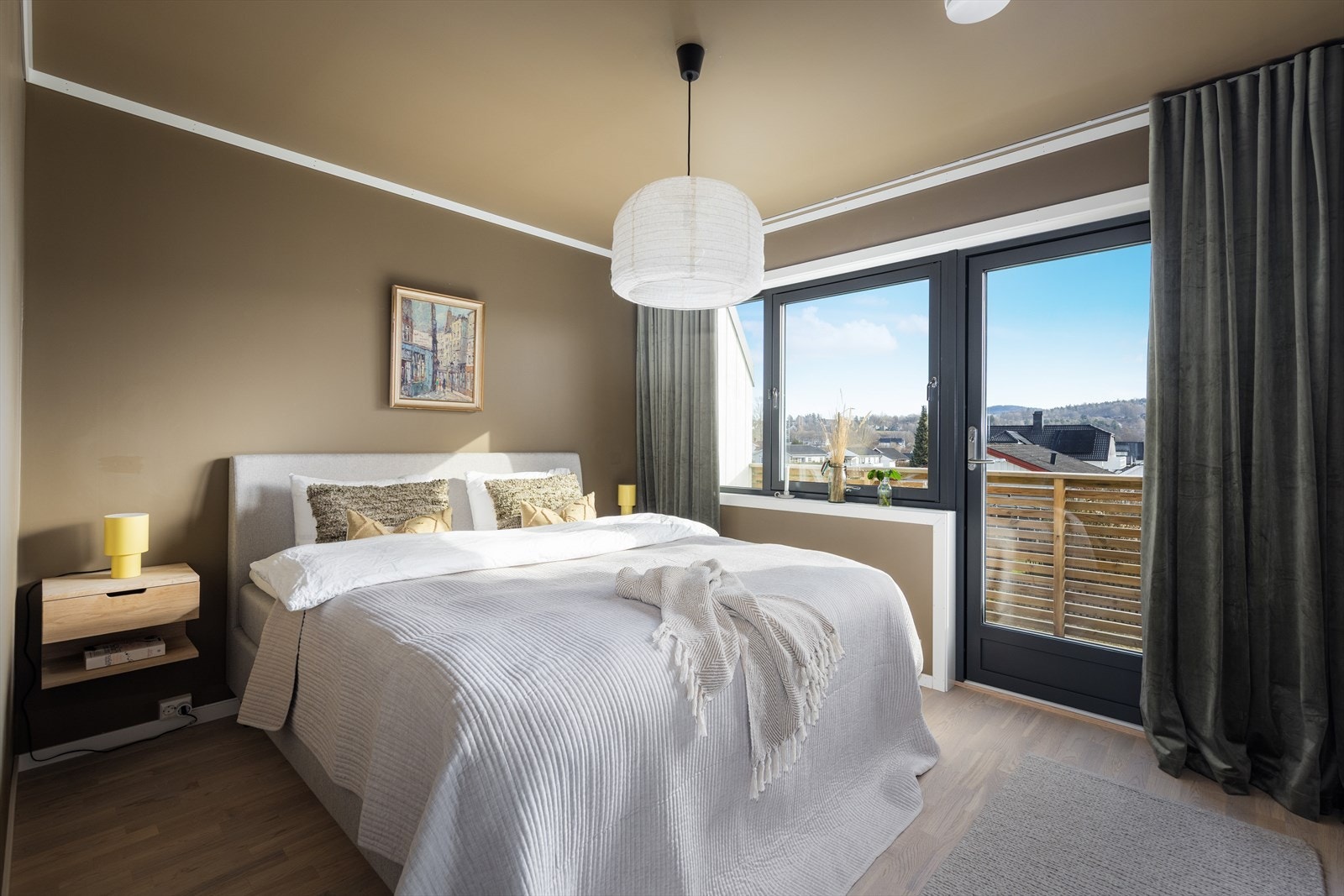 Hovedsoverommet er romslig med adkomst til både walk-in-garderobe og eget baderom. Herfra har du også utgang til en egen balkong, perfekt for en rolig morgenstund med kaffekoppen. Galleribilde