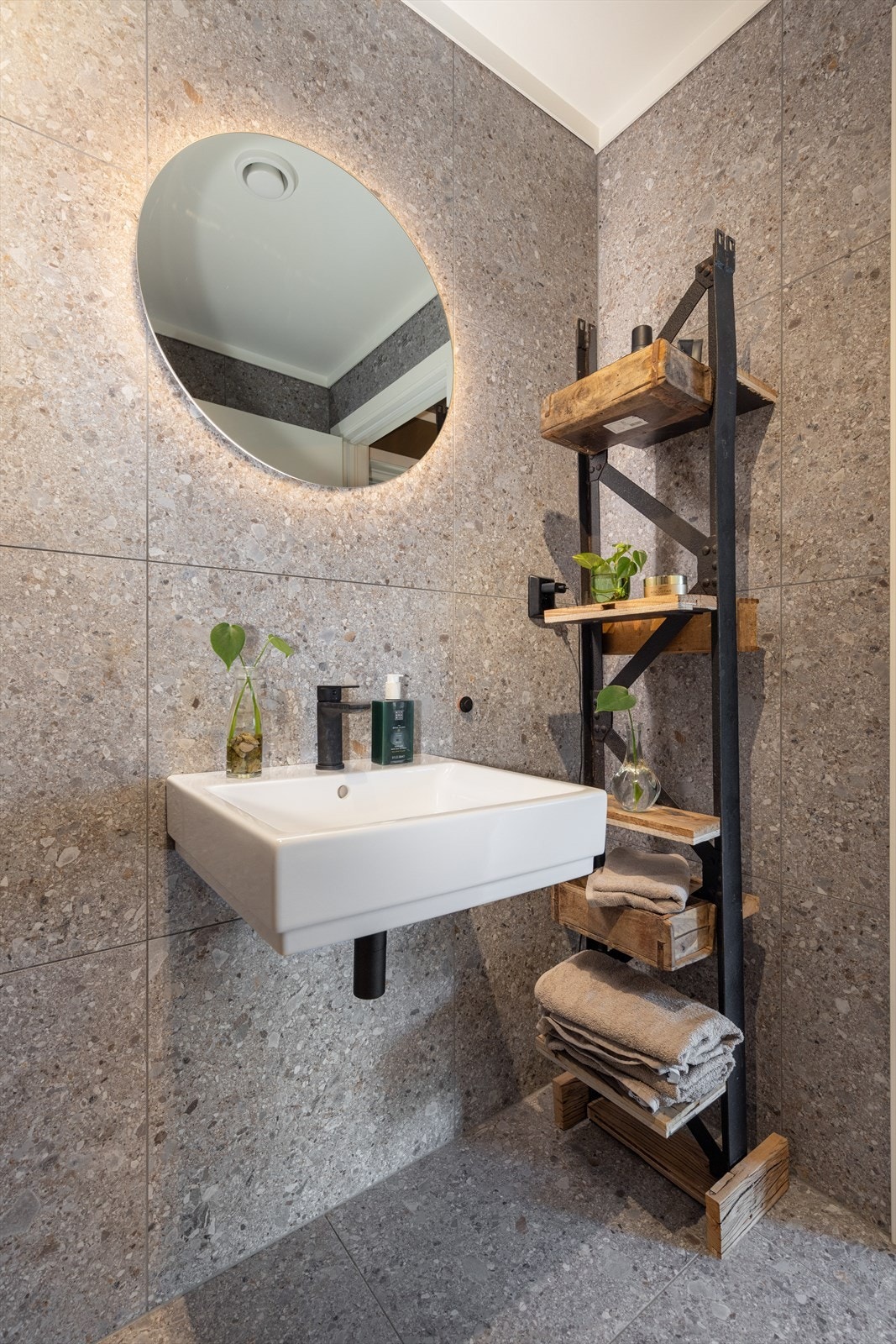 Badet i 2.etasje er også flott og påkostet med 60x60 flis, dusjnisje og vegghengt toalett. Her er det også vask og speil med lys. Galleribilde