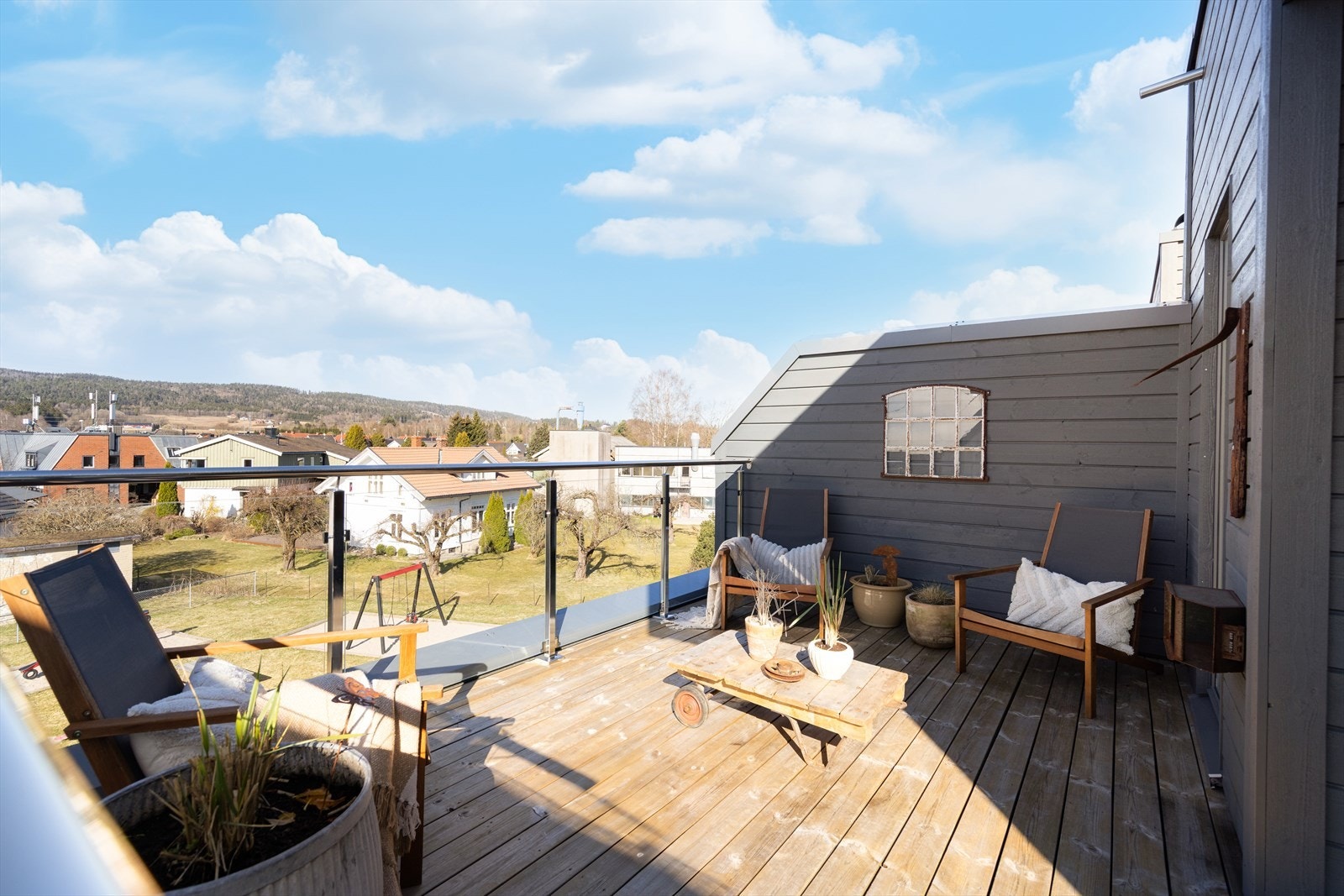 Takterrassen er gjennomgående og byr på sol fra tidlig morgen til sen kveld. Galleribilde