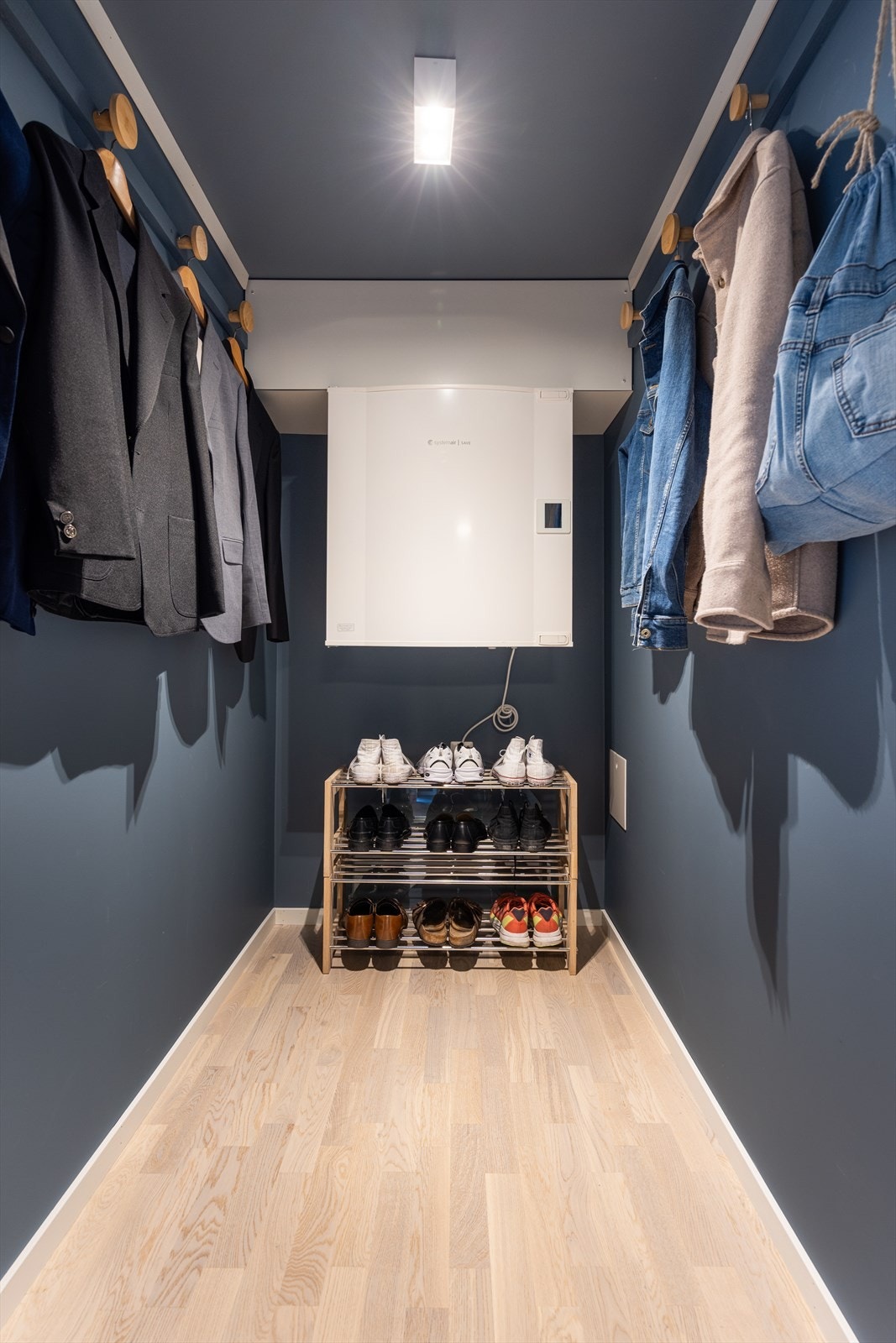 I enden av hallen finner du en praktisk walk-in-garderobe med god plass til oppheng av jakker og annet tøy etter behov. Her er det også plassert aggregat for det balanserte ventilasjonsanlegget Galleribilde