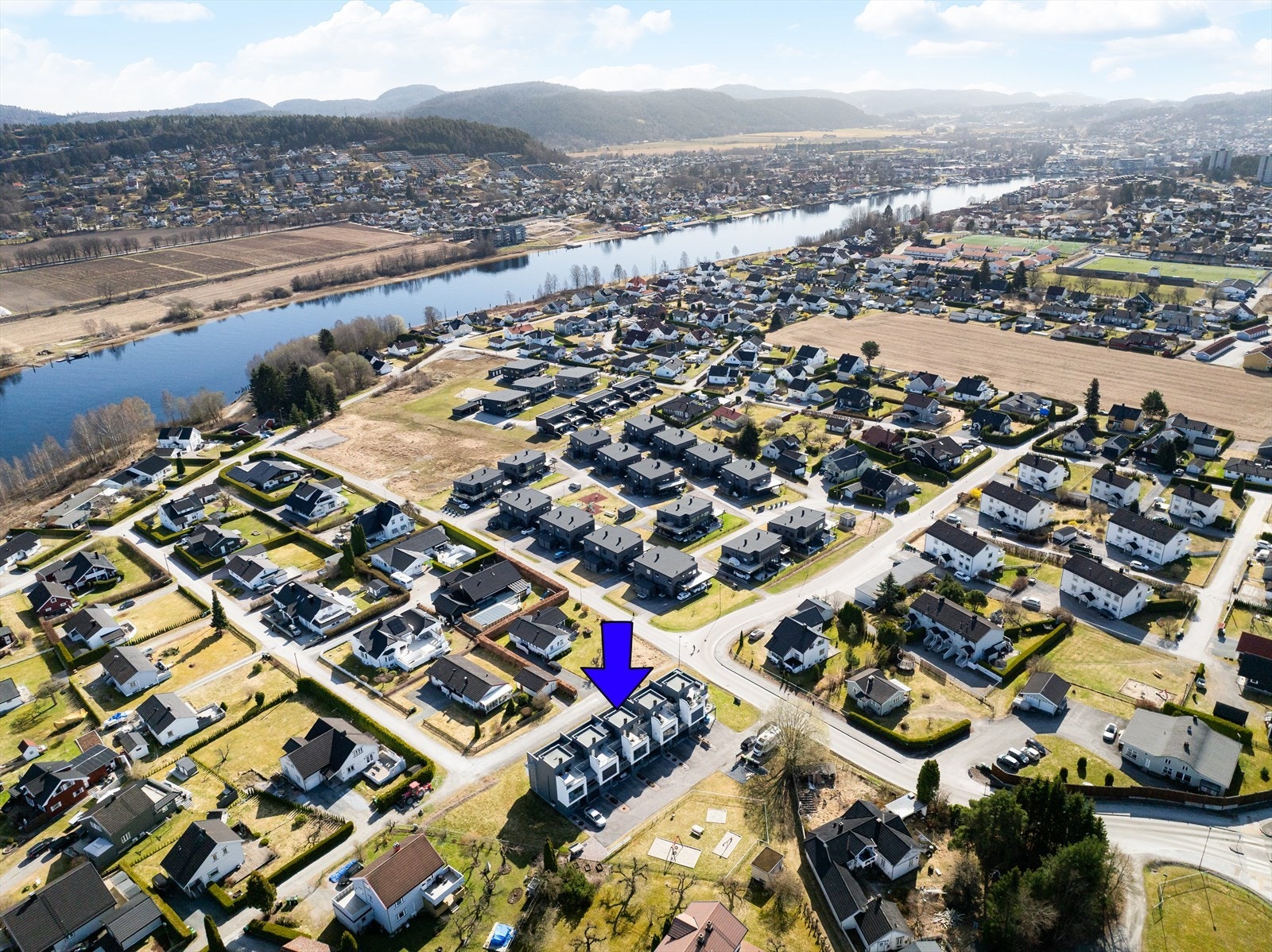 Kort vei til elva og idrettsanleggene på Tollnes og Pors. Galleribilde