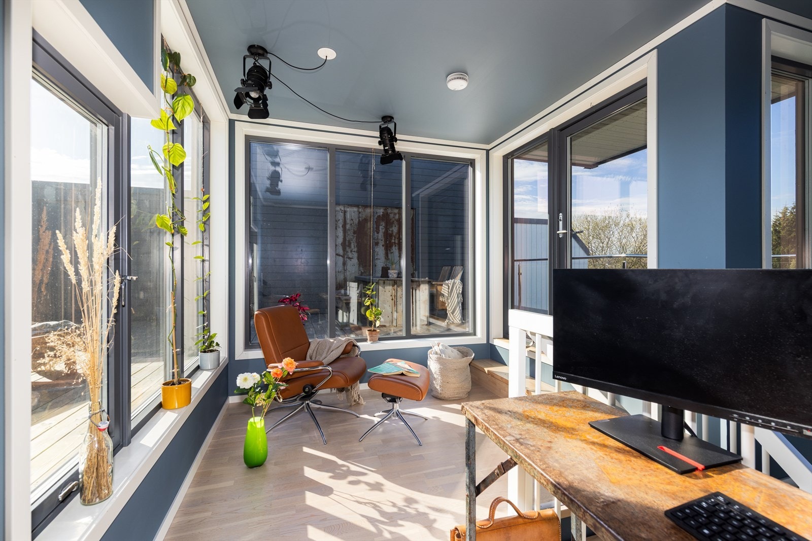 Loftstuen er et praktisk og allsidig rom som passer perfekt som TV-stue, hjemmekontor - eller som et ekstra (4.) soverom ved behov. Galleribilde