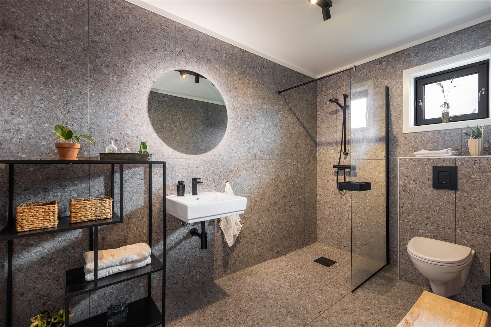 I 1.etasje er det et flott og påkostet bad med 60x60 flis, dusjnisje og vegghengt wc. Her er det også vask og speil med lys. Galleribilde