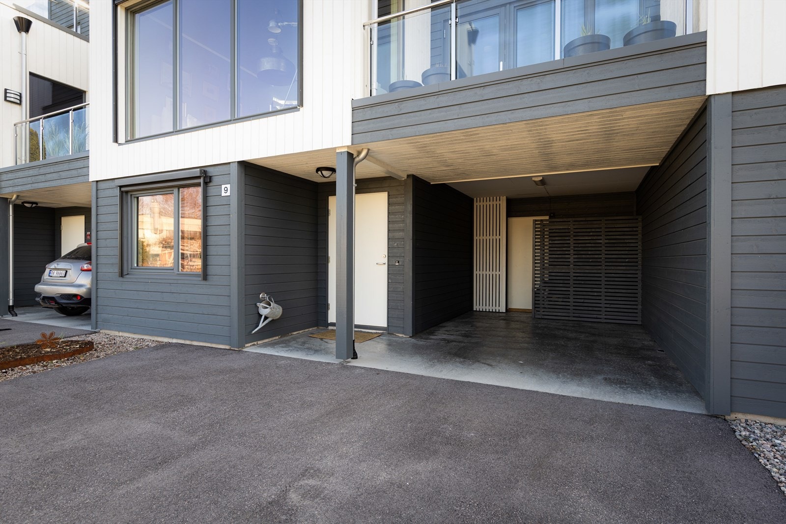 Carport med sportsbod i bakkant Galleribilde