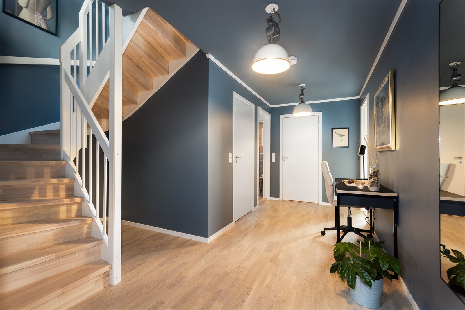 Hallen byr også på plass til oppbevaringsmøbler etter behov. Galleribilde