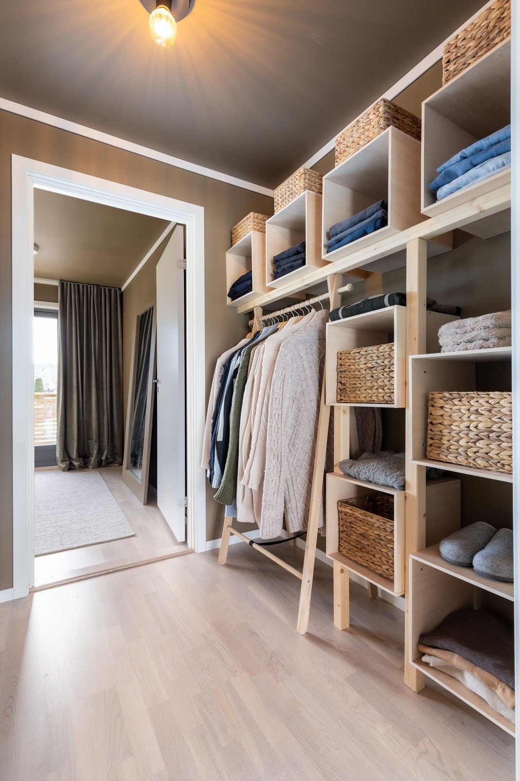 Walk-in i 2. etasje tilknyttet hovedsoverom Galleribilde