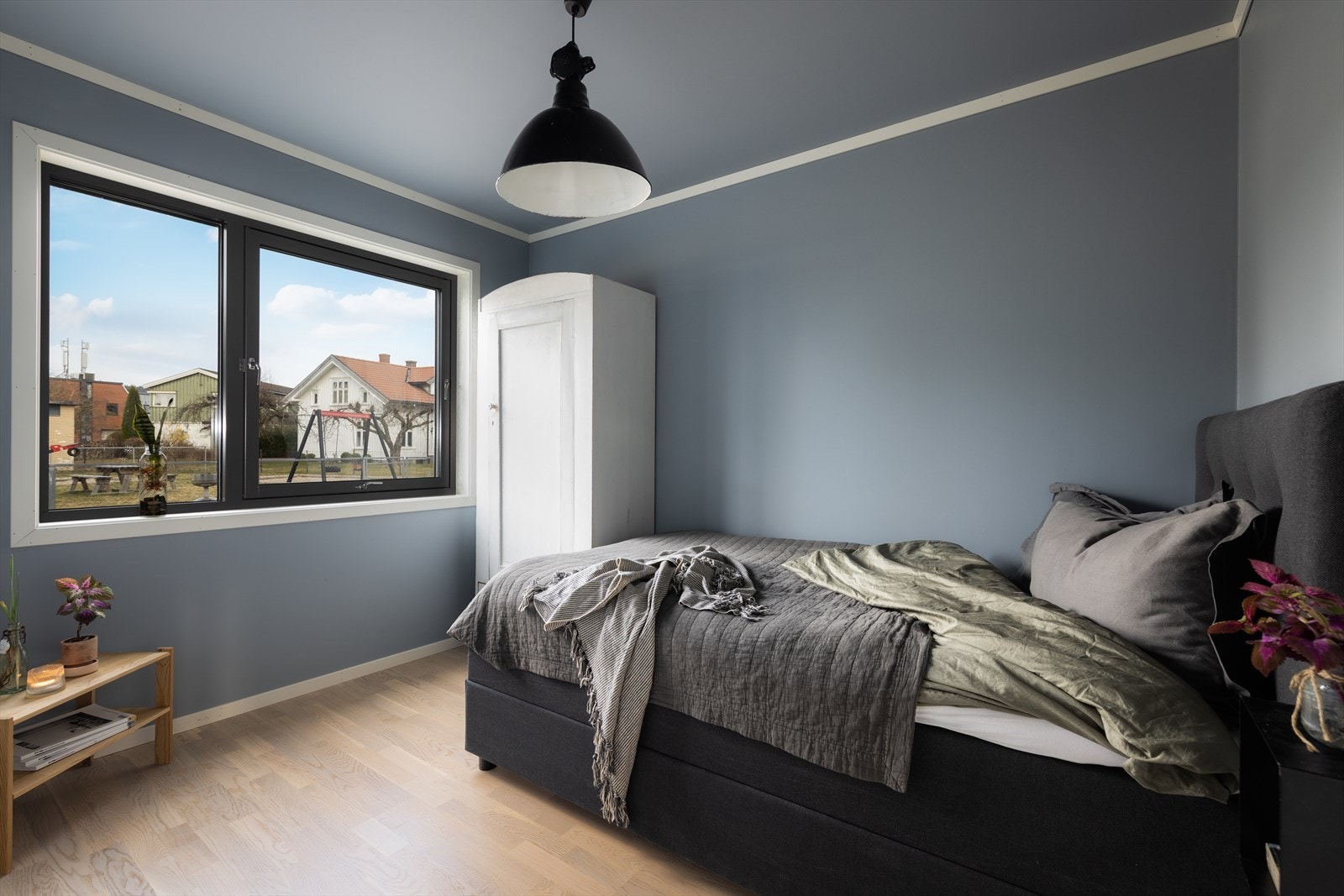 I 1. etasje finner du to soverom, begge med god plass til dobbeltseng og øvrig møblement etter behov. Galleribilde