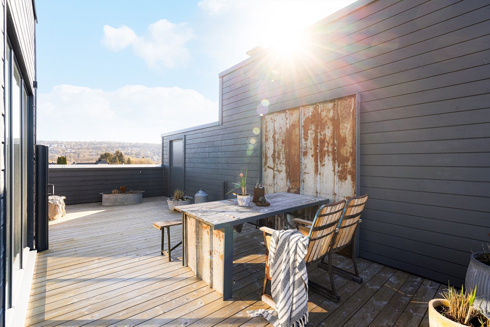 Selger har innredet terrassen med flere hyggelige soner - perfekt for både avslapning, middag og sosialt samvær. Galleribilde