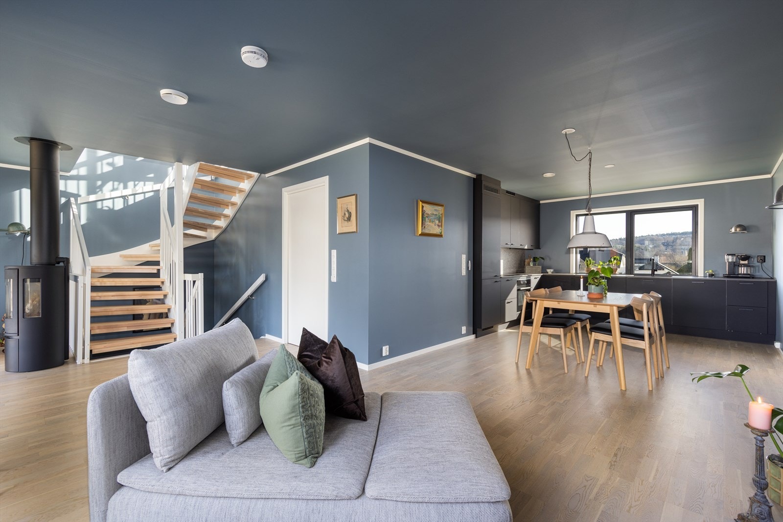 Etasjen har en smart 2-delt stueløsning med god plass til både sofagruppe og spisestue - perfekt for både hverdag og selskapeligheter. Galleribilde