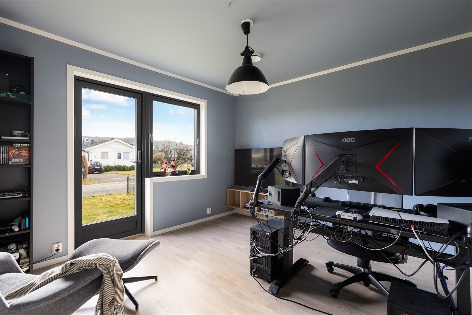 Soverom 2 i 1. etasje. Dette soverommet har i tillegg verandadør med direkte adkomst til en hageflekk. Galleribilde