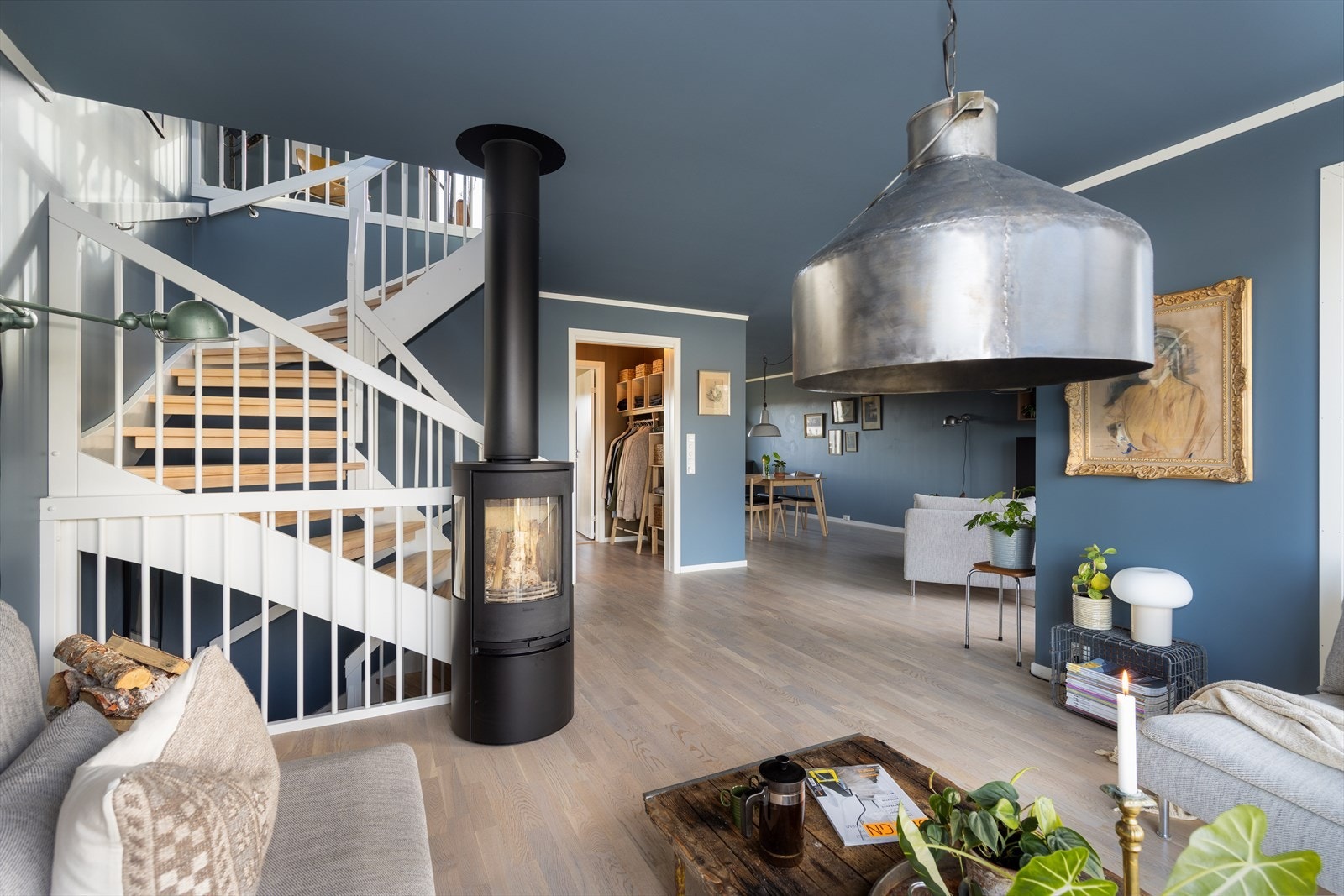 I stuen finner du også en peisovn som gir både varme og stemning på kjølige kvelder. Galleribilde