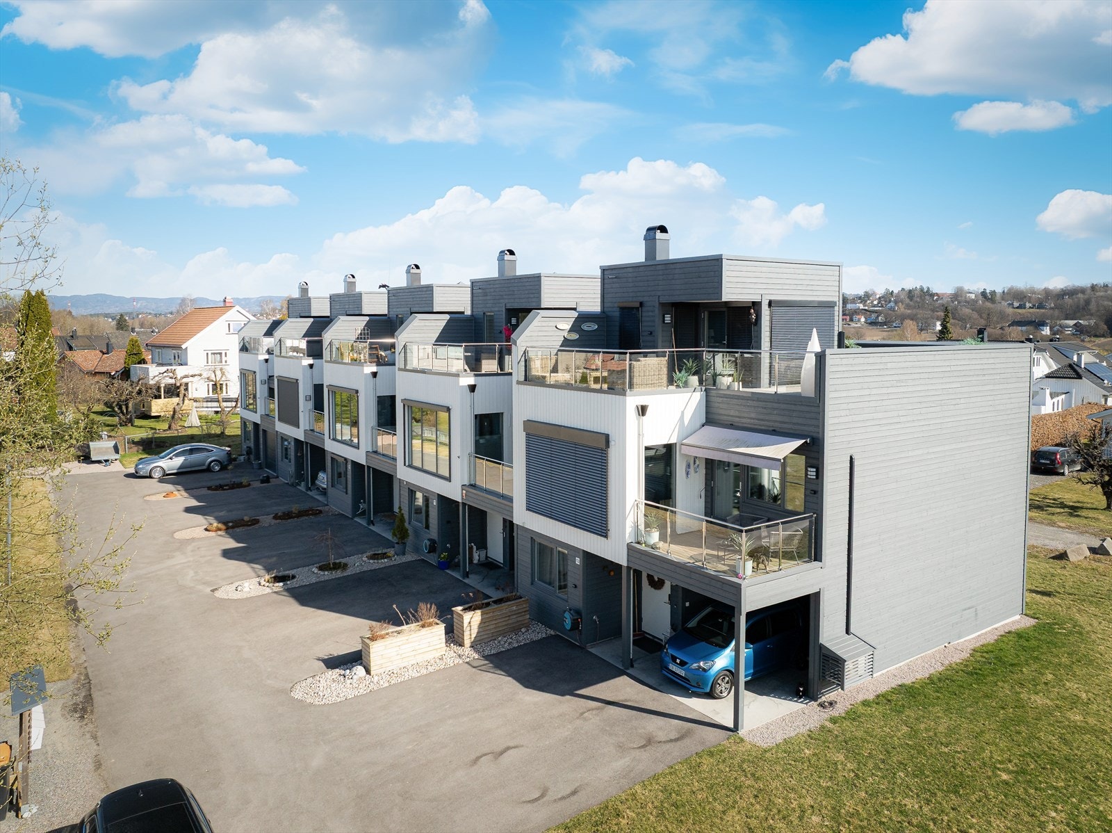 Denne flotte boligen ligger i et svært attraktivt og sentralt boligområde på Tollnes, mellom Skien og Porsgrunn. Her får du en velholdt og moderne bolig med effektiv planløsning over tre etasjer, samt en takterrasse med sol hele dagen. Galleribilde