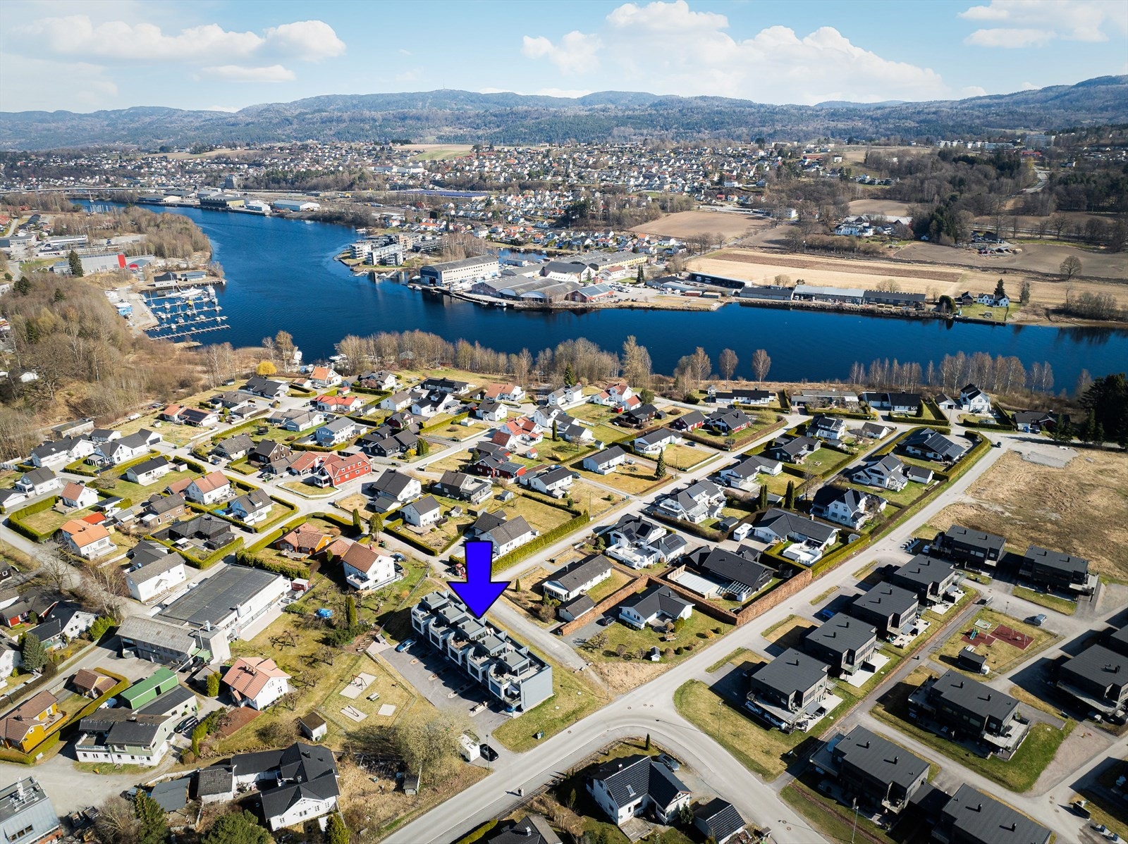 Boligen har også en god beliggenhet nær barnehage, skole, fritidsaktiviteter, og flotte turmuligheter. Dette er en perfekt bolig for deg som ønsker et moderne hjem i et barnevennlig og sentralt område! Galleribilde