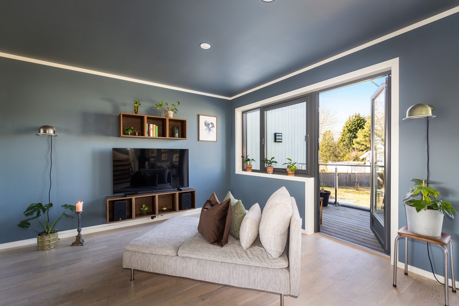 Fra stuen er det utgang til en hyggelig veranda. Galleribilde