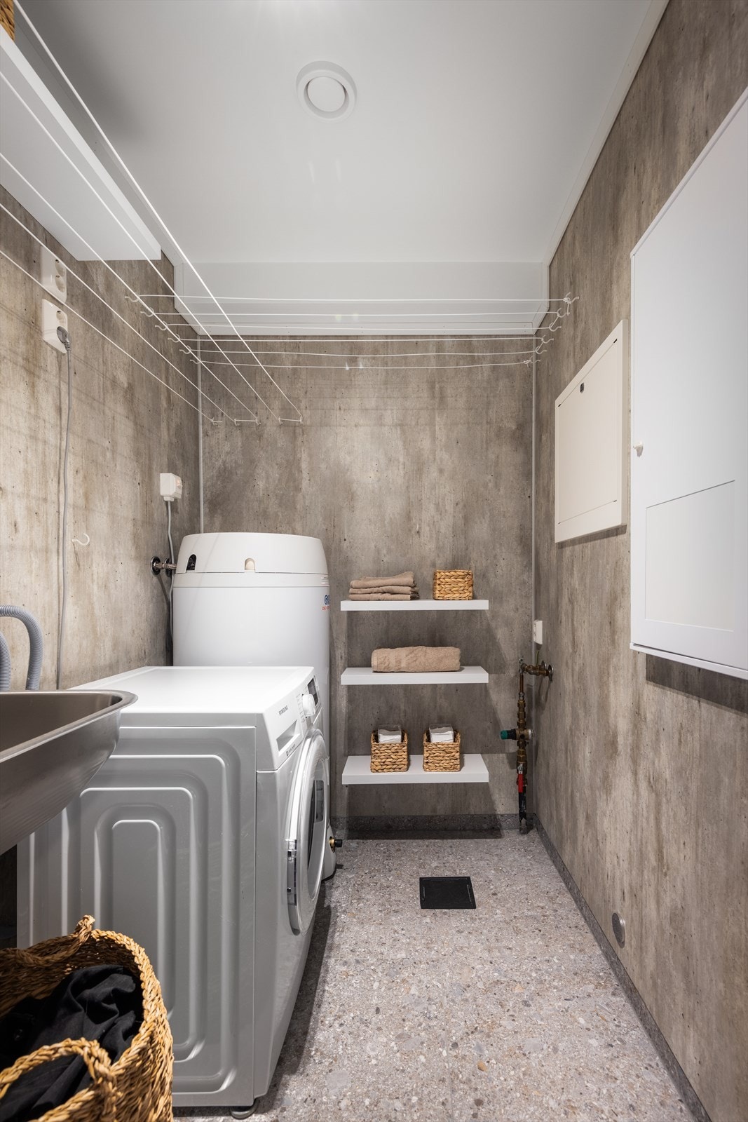 Boligen har også et praktisk vaskerom/teknisk rom med opplegg for vaskemaskin og en utslagsvask. Her finner du også både varmtvannstank og det elektriske anlegget. Galleribilde