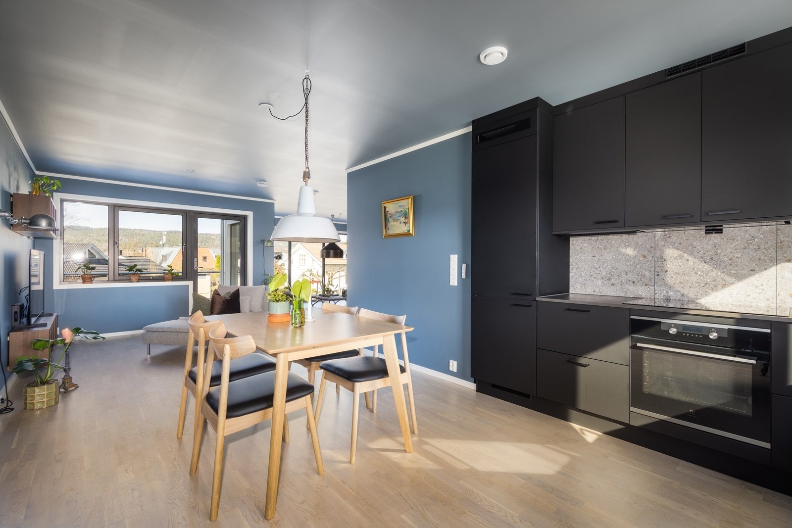 Planløsningen er effektiv og godt utnyttet, med både hovedstue og kjøkken samlet i denne etasjen. Galleribilde