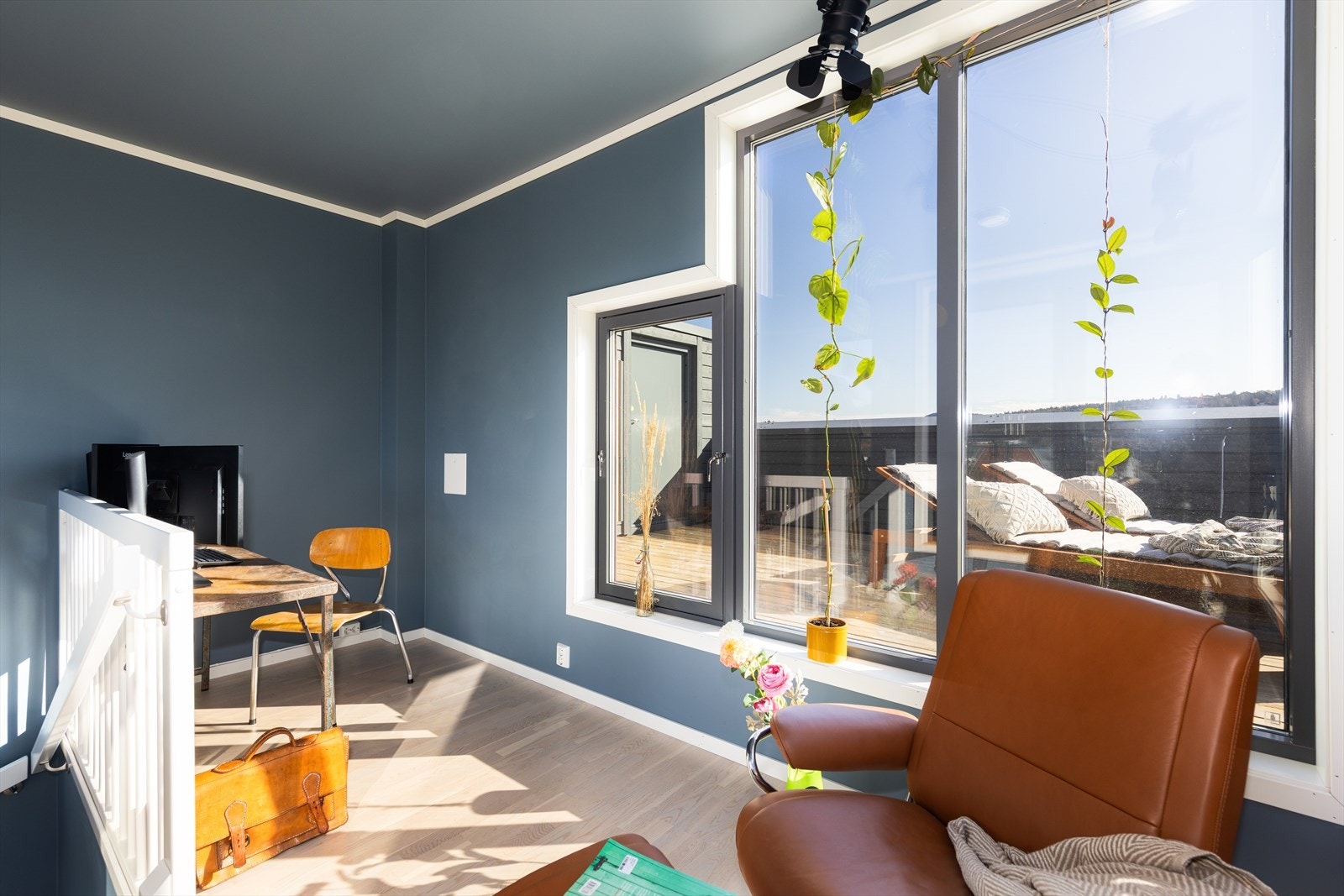 Rommet har store vindusflater som gir godt med lys, og herfra har du også utgang til en solrik og innbydende takterrasse. Galleribilde