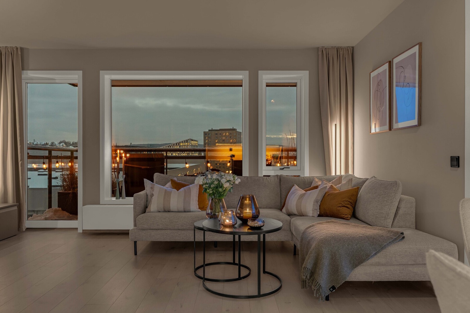 De store vindusflatene gir rikelig med naturlig lysinnslipp. Galleribilde