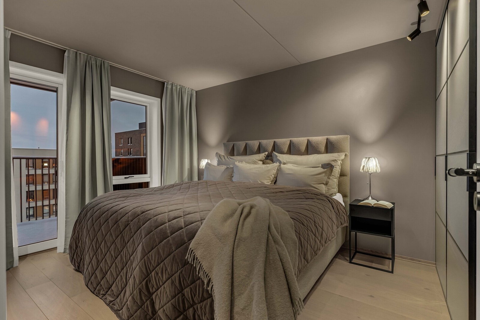 Luftig hovedsoverom, seng er 200x210 cm. Galleribilde