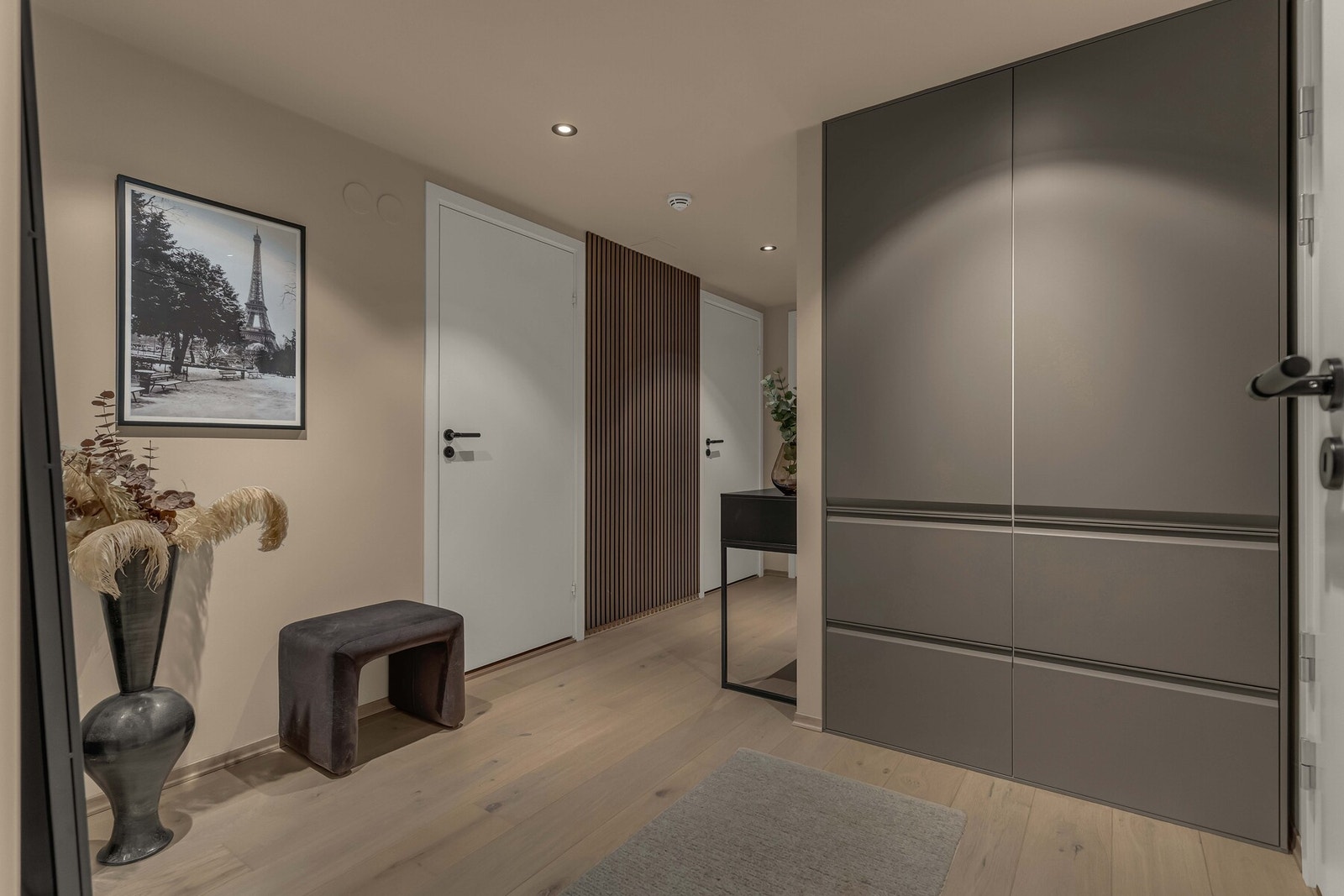 Lys og innbydende entré med downlights i himling. Galleribilde