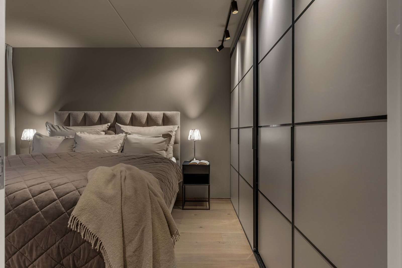 Rommet er innredet med en stor skyvedørsgarderobe. Galleribilde