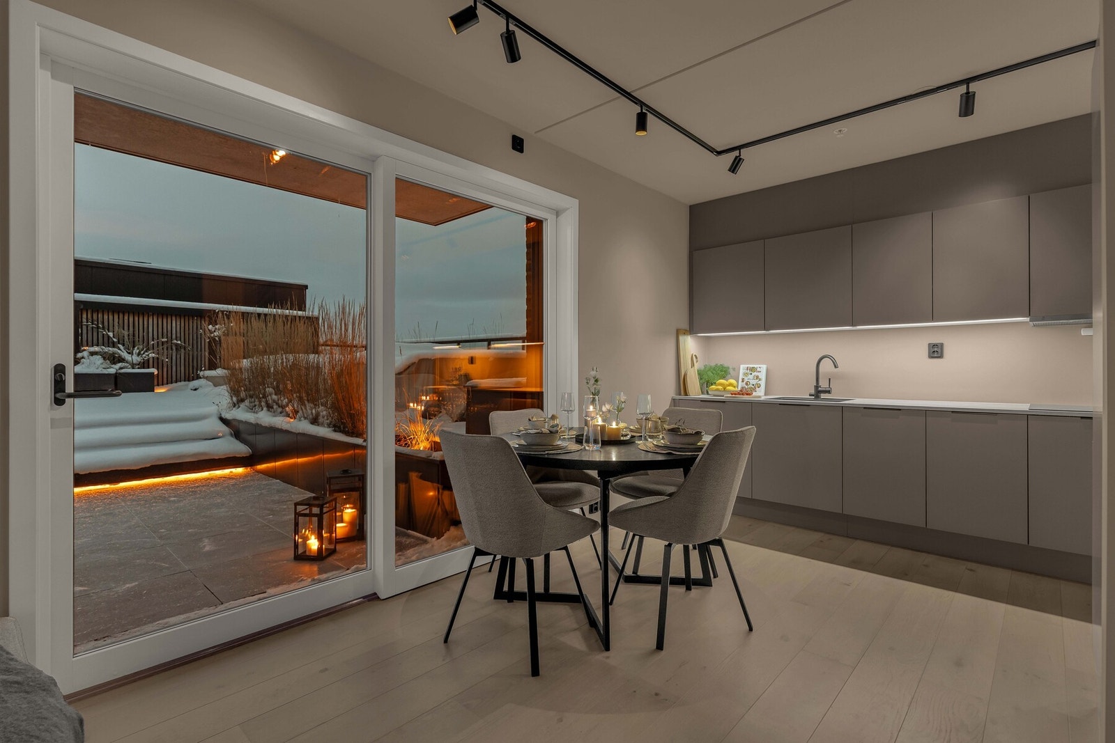 Stilrent kjøkken fra HTH, der rene linjer, gjennomtenkte detaljer og høy funksjonalitet spiller godt sammen med boligens øvrige uttrykk. Galleribilde