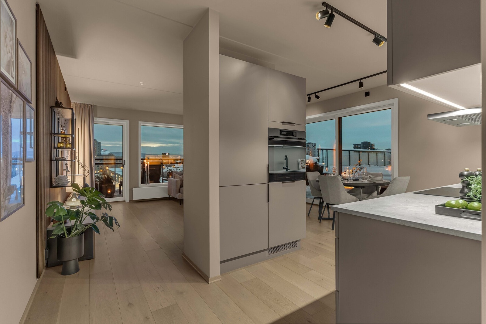 Hvitevarene er helintegrerte og omfatter induksjonstopp, stekeovn, oppvaskmaskin samt kjøleskap med frysedel. Galleribilde