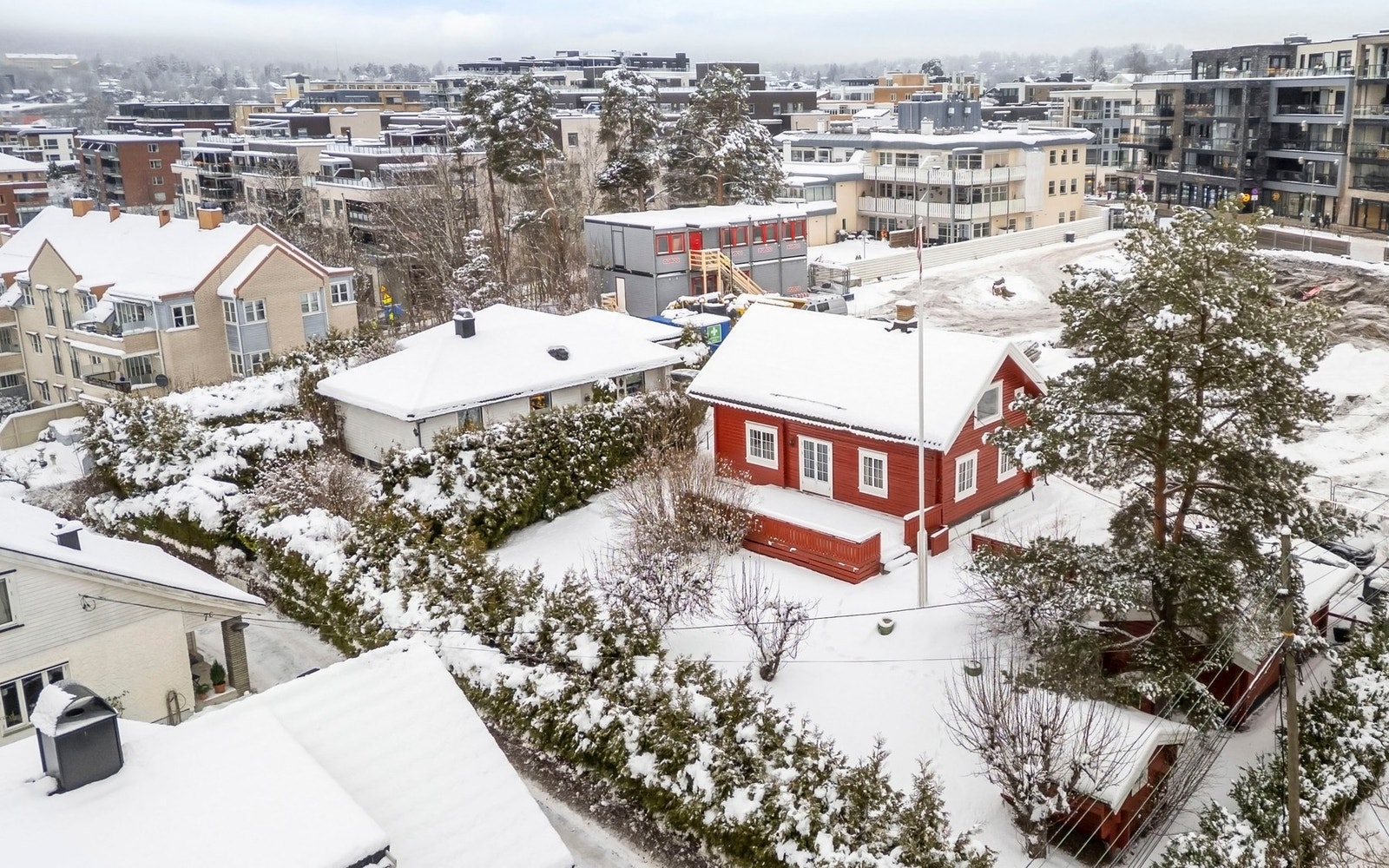 Boligen ligger i et veletablert og populært villaområde på Bekkestua - et levende og familievennlig nærmiljø med kort vei sentrum. Det bygges leiligheter på naboeiendommen. Galleribilde