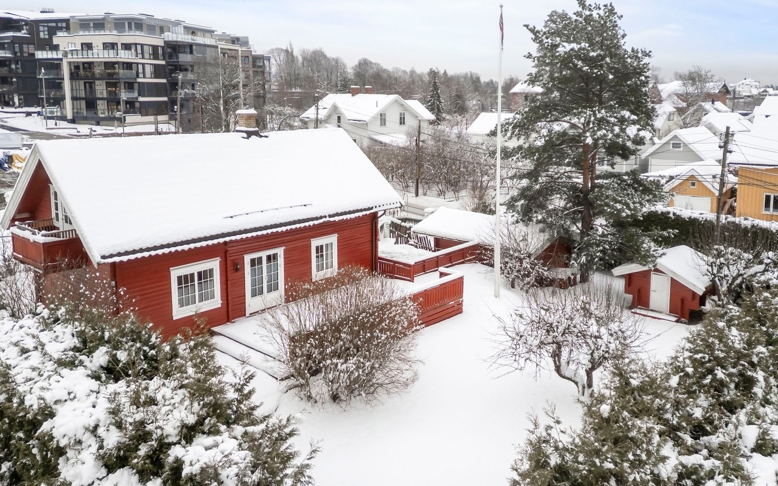 Velkommen til Kleivveien 7B! En koselig enebolig med garasje, stor terrasse og en flott, solrik tomt. Galleribilde