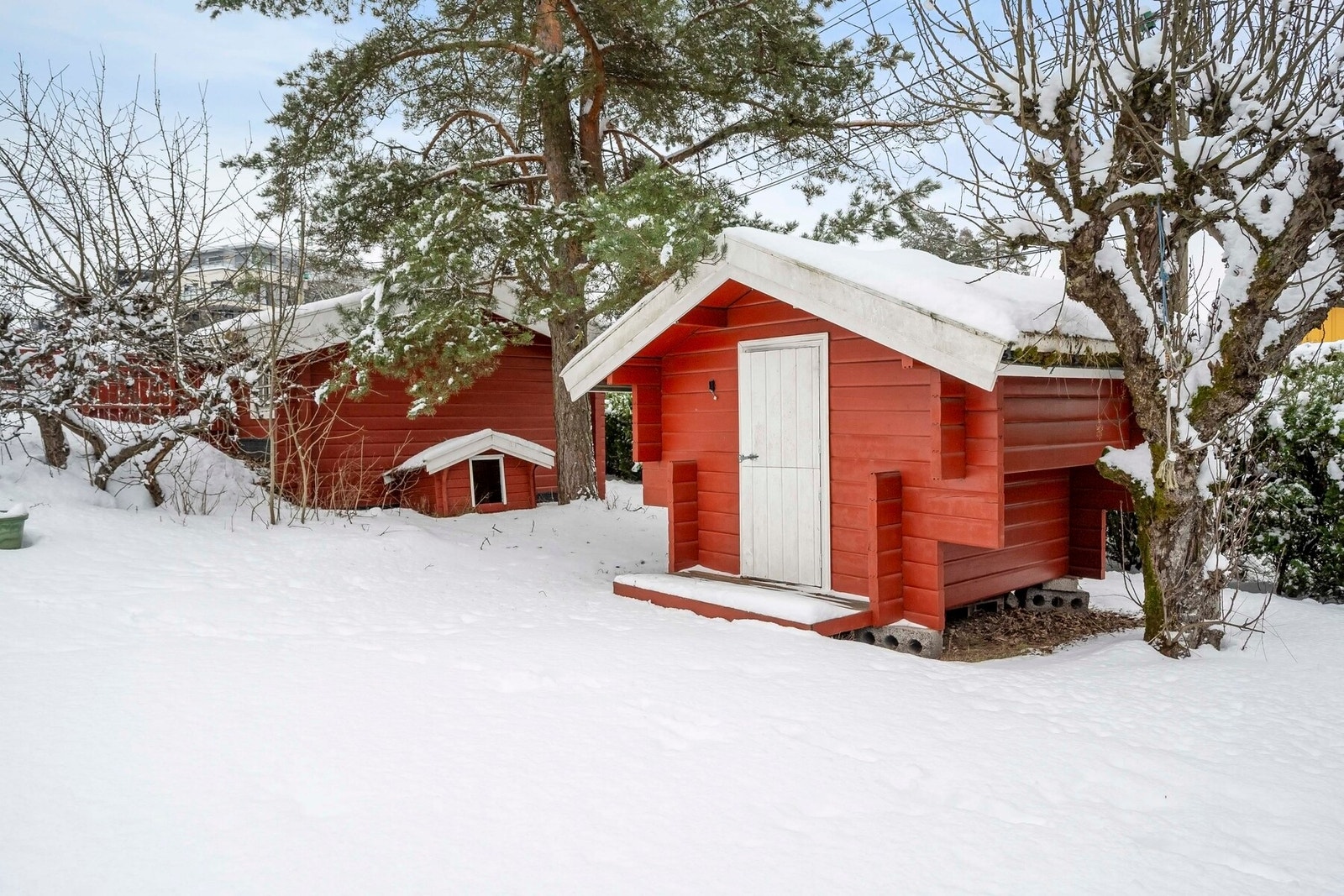 Et koselig uthus som følger boligen. Galleribilde