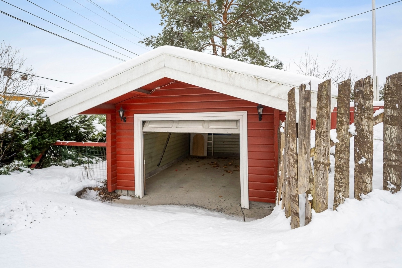 Garasje med plass til en mindre bil. Galleribilde