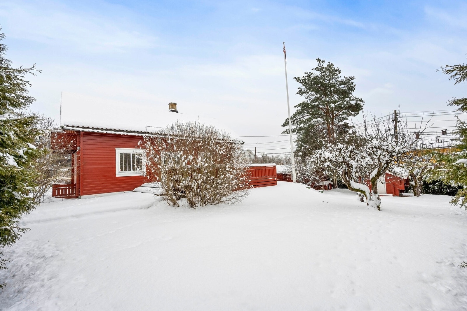 En stor og flott hage som gir gode muligheter for lek og aktiviteter for store og små. Galleribilde