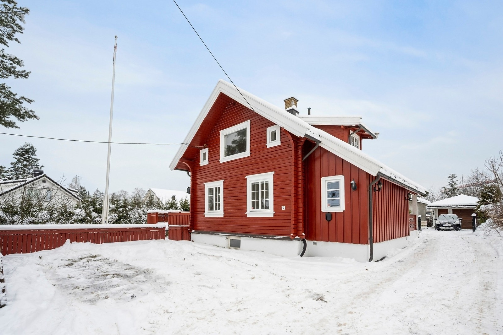 Romslig gårdsplass med god plass til parkering. Naboen har adkomstrett over eiendommen. Galleribilde