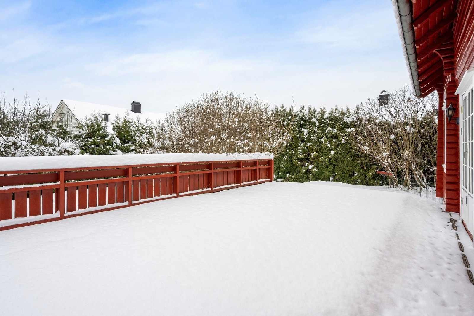 Terrassen er på hele 55 kvm, og går over to nivåer. Galleribilde