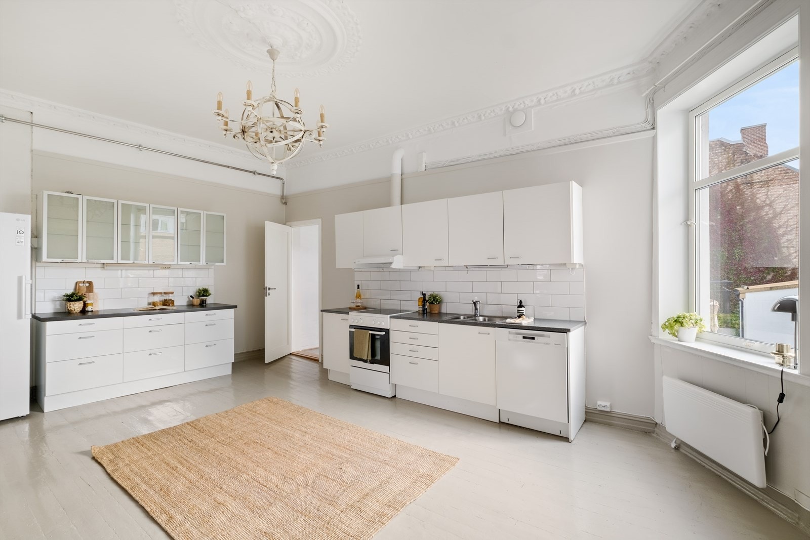 På kjøkkenet er det også god plass til spisebord. Galleribilde