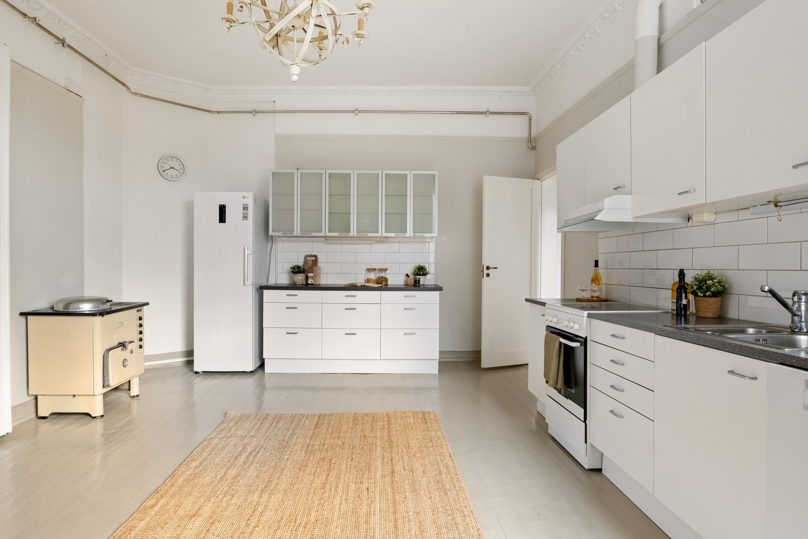 Kjøkkenet er fra Norema, med noe tillegg fra IKEA. Kjøkkeninnredning med glatte fronter. Laminat benkeplate med nedfelt vask. Avtrekk over kokeplass. Galleribilde