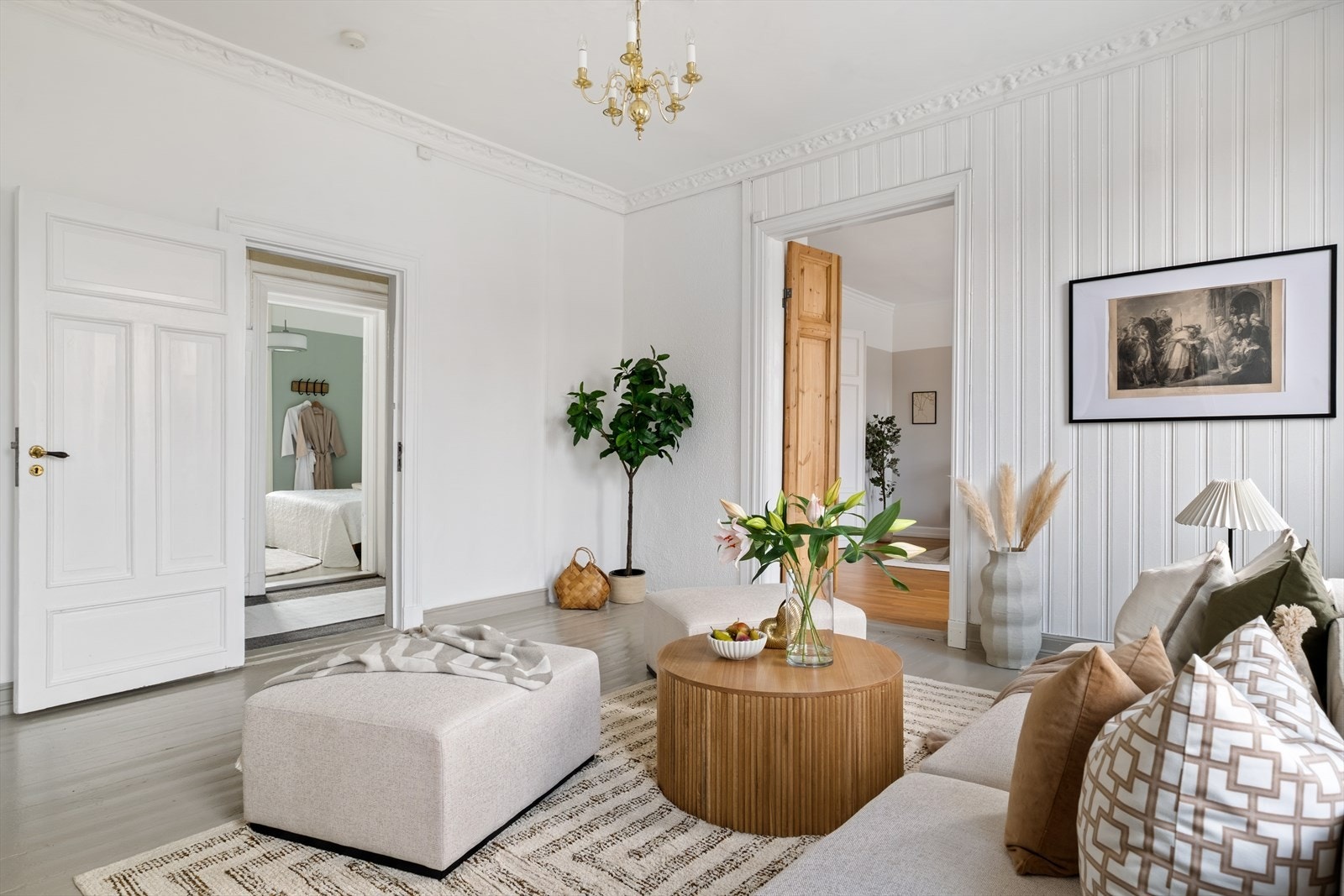 Leiligheten har lekre og orignale, doble fløydører. Alle dører i leiligheten er justert slik at de kan åpnes og lukkes problemfritt. Galleribilde