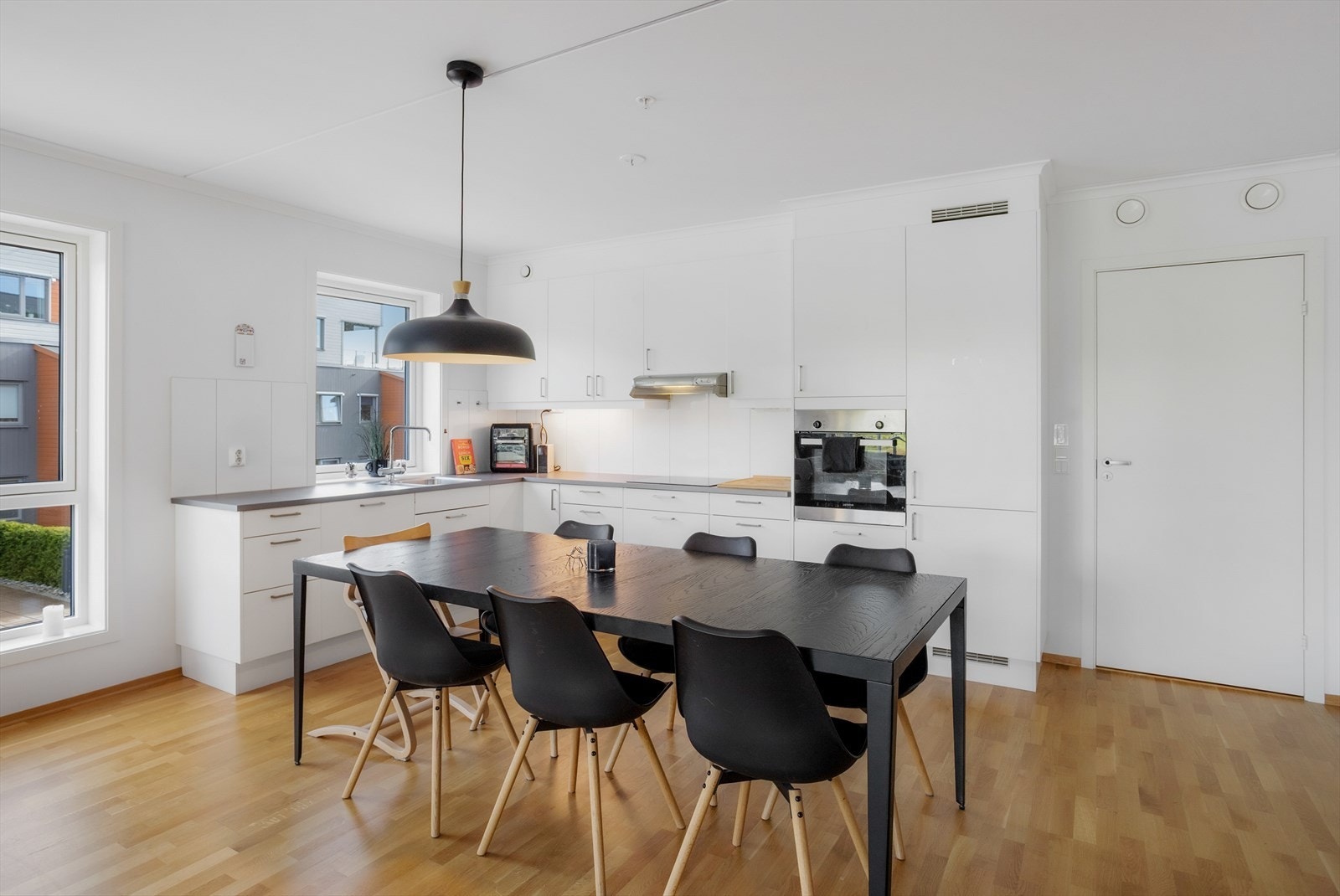 Funksjonelt kjøkken med integrerte hvitevarer Galleribilde