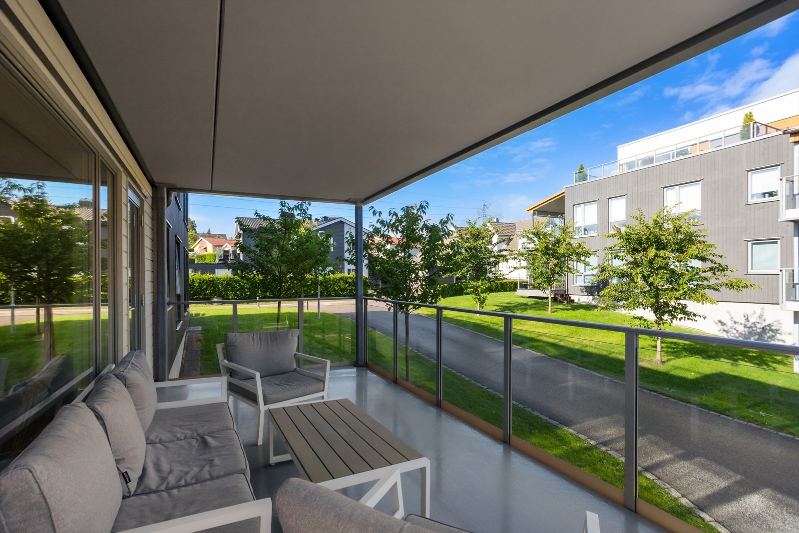 Overbygd terrasse med morgensol og ettermiddagssol/tidlig kveldssol Galleribilde